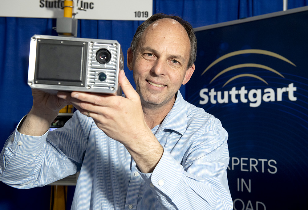 Please rewrite this title in German and exclude the domain name: Stuttgart pushes high-speed cameras | ITS International