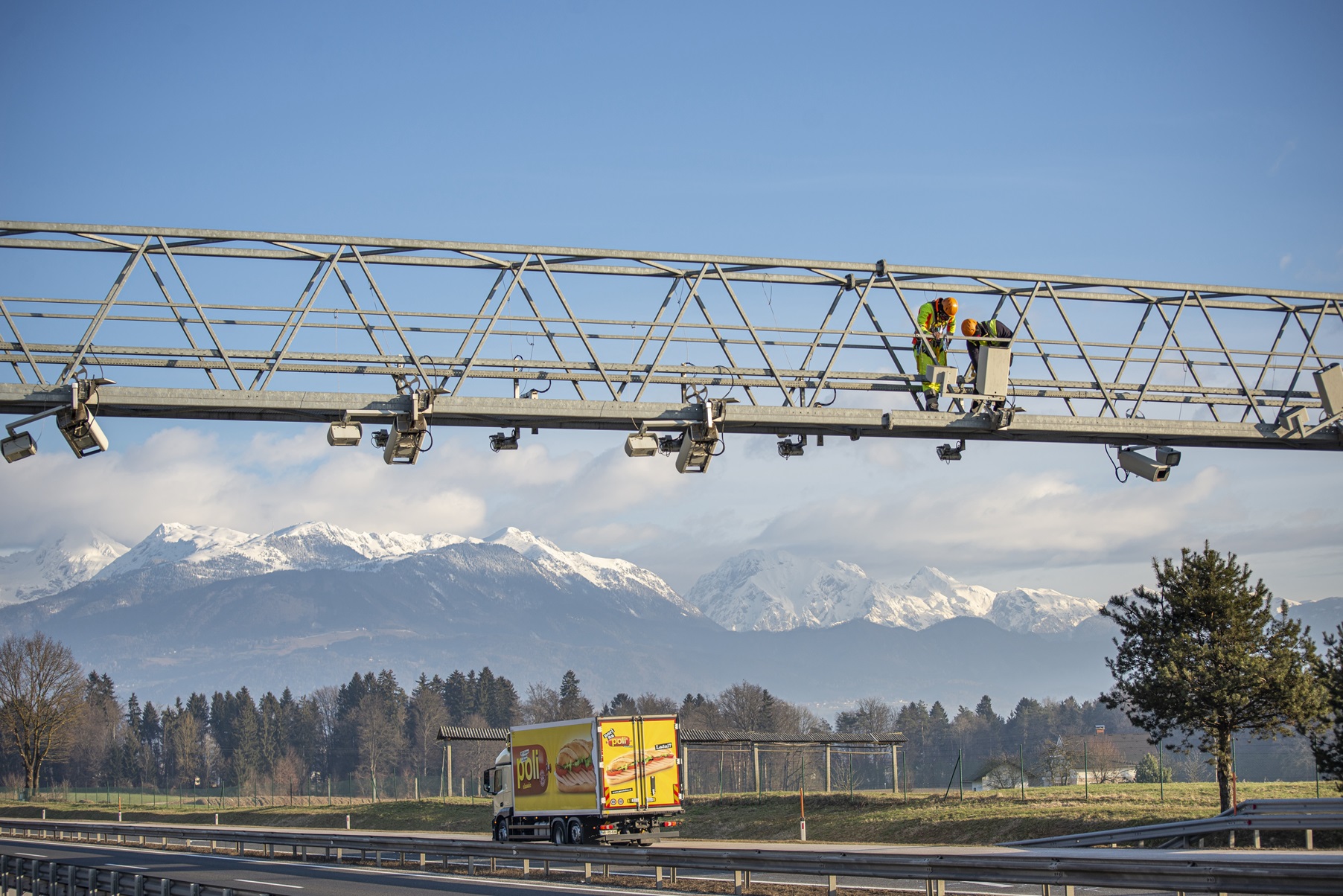 Slovenia truck tolls transponder OBU (image: Q-Free)