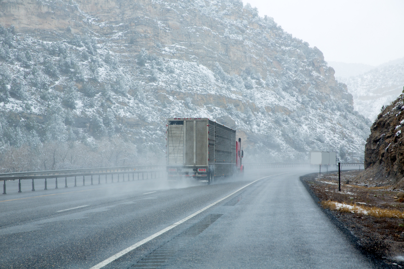 Snow Nevada truck alert slowdown © Lunamarina | Dreamstime.com