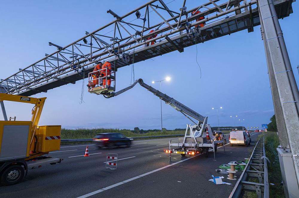 Benoît Rossi, director of business development at Emovis (left) and Jan Strijk, head of toll department at RDW