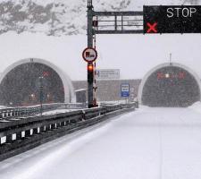 Stop signs prevent vehicles entering the tunnel 