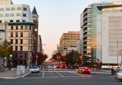 People in Washington DC city in the evening (source:ID 149948516 © Arnon Mungyodklang | Dreamstime.com)