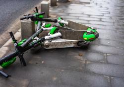 Abandoned e-scooters (© Vlad Ispas | Dreamstime.com)