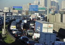 Paris traffic (© Jdanne | Dreamstime.com)