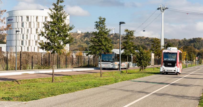 EasyMile autonomous shuttle Oncopole medical campus France Toulouse SAM project