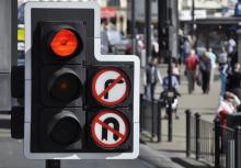 Traffic light control urban mobility © Janeh15 | Dreamstime.com